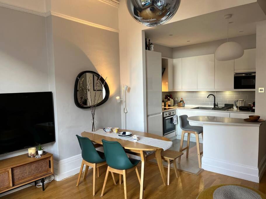 Gorgeous 2 Bedroom Flat In Charming Swiss Cottage Лондон Экстерьер фото